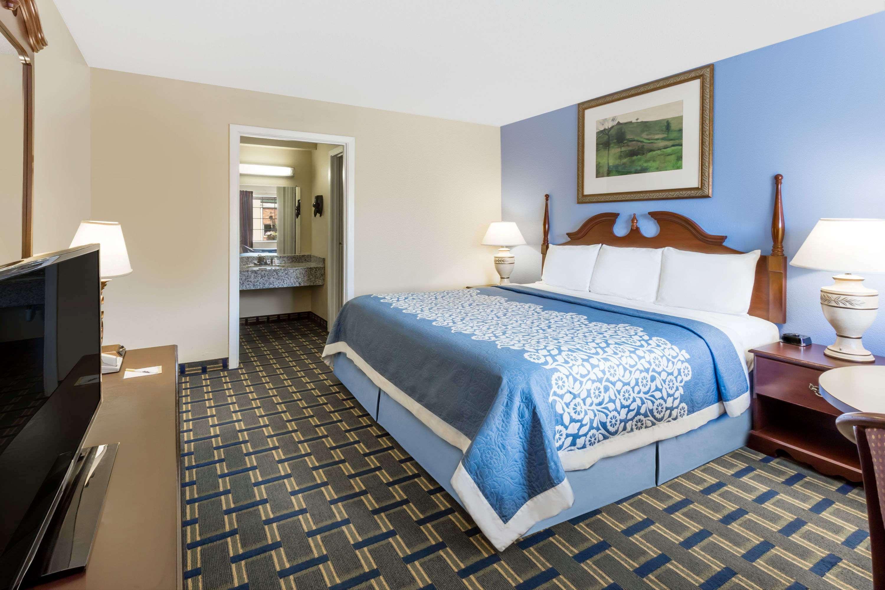 Days Inn By Wyndham Plymouth Exterior photo